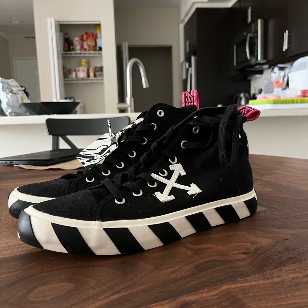 OFF WHITE ARROW STRIPED CANVAS